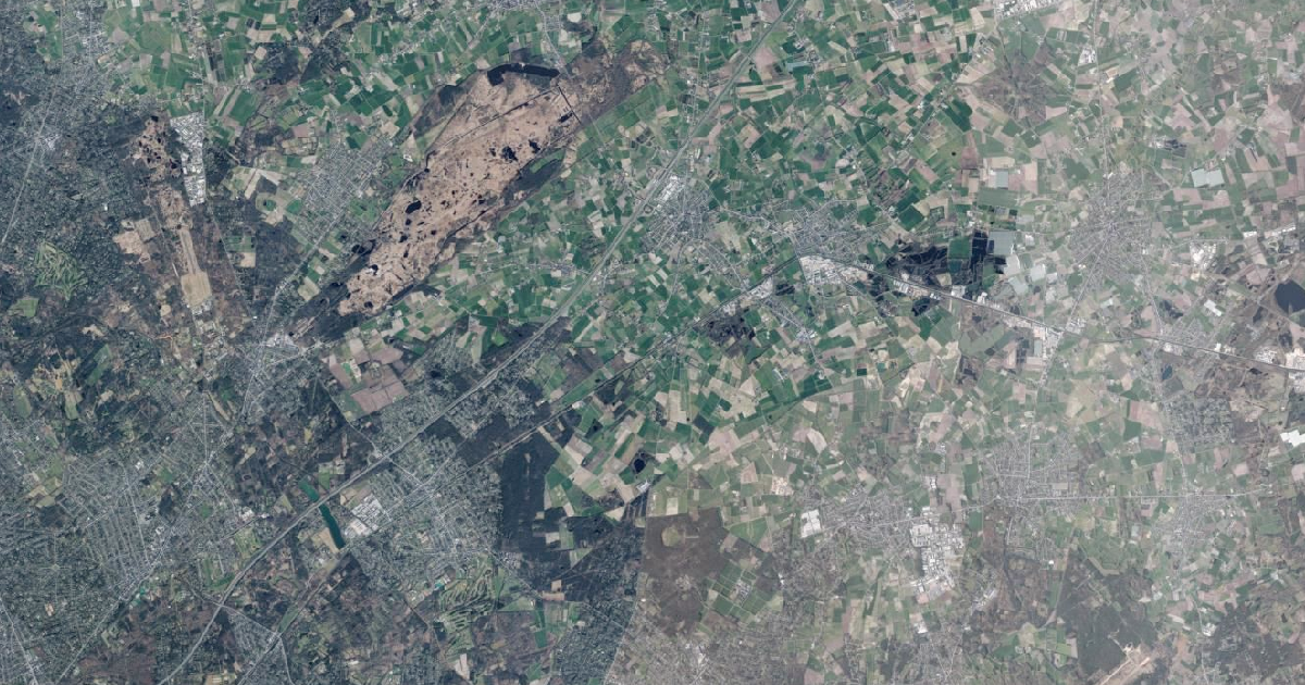 Luchtfoto van Brecht met de gemeentegrens