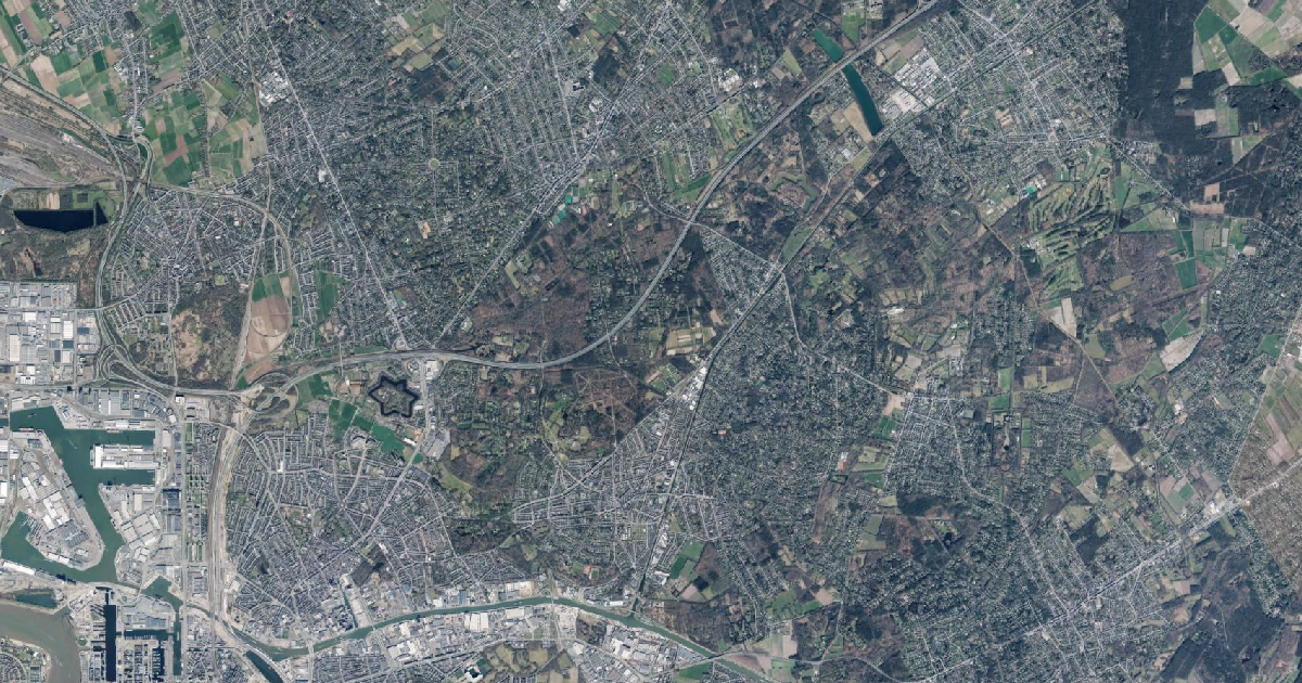Luchtfoto van Schoten met de gemeentegrens