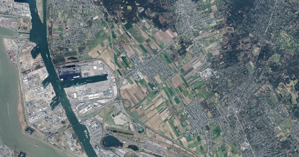 Luchtfoto van Stabroek met de gemeentegrens
