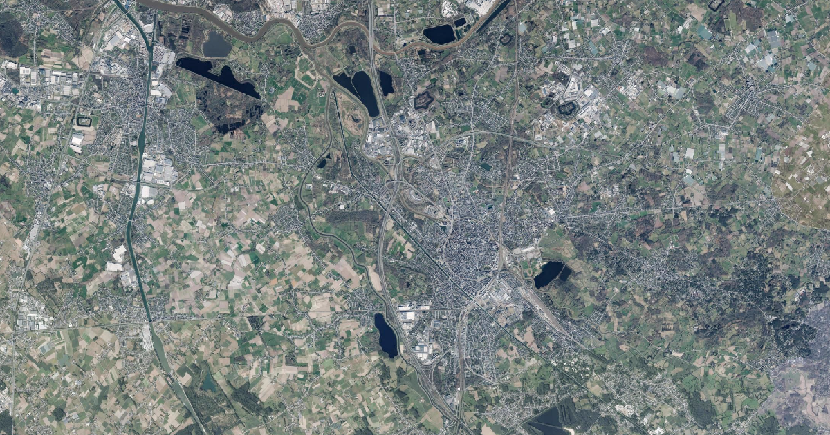 Luchtfoto van Mechelen met de gemeentegrens