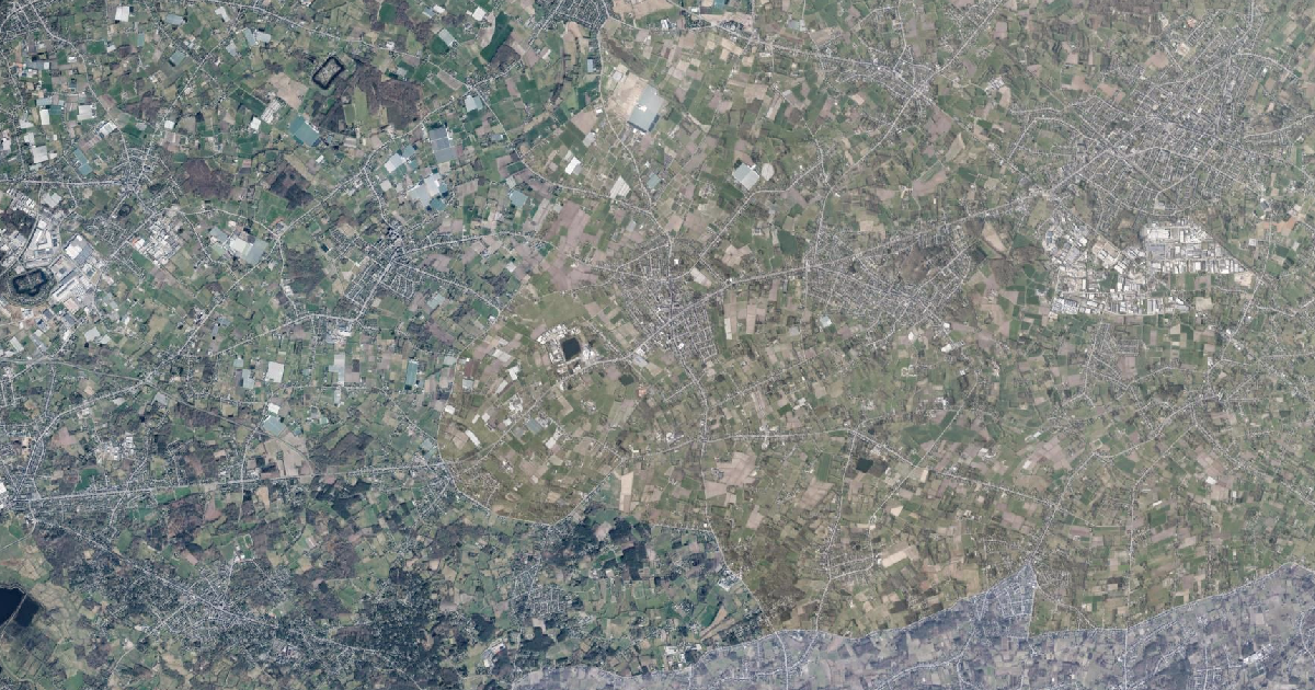 Luchtfoto van Putte met de gemeentegrens