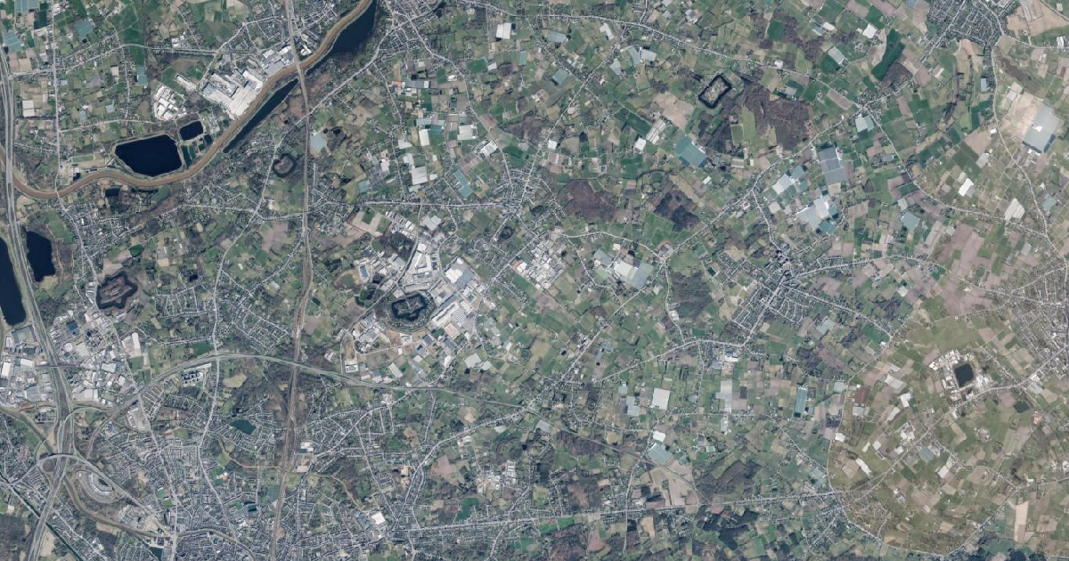 Luchtfoto van Sint-Katelijne-Waver met de gemeentegrens