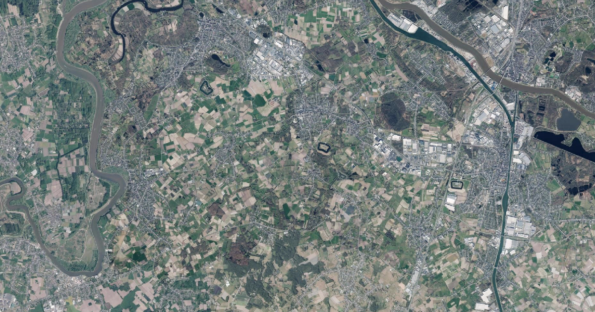 Luchtfoto van Puurs-Sint-Amands met de gemeentegrens
