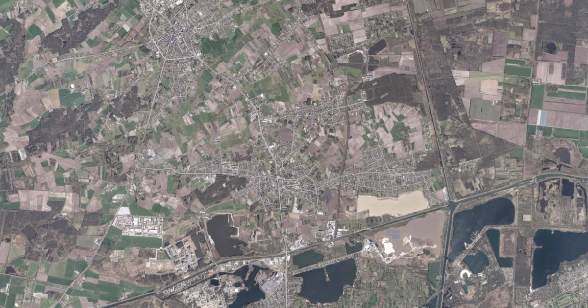 Luchtfoto van Dessel met de gemeentegrens