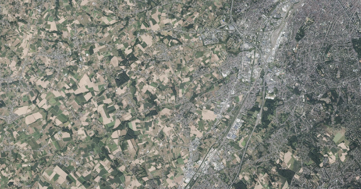 Luchtfoto van Sint-Pieters-Leeuw met de gemeentegrens