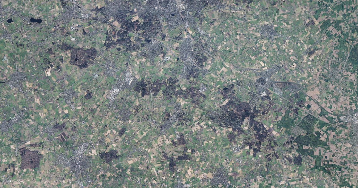 Luchtfoto van Oostkamp met de gemeentegrens