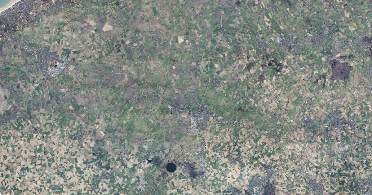 Luchtfoto van Diksmuide met de gemeentegrens