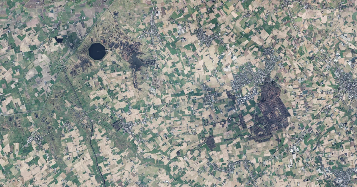 Luchtfoto van Houthulst met de gemeentegrens