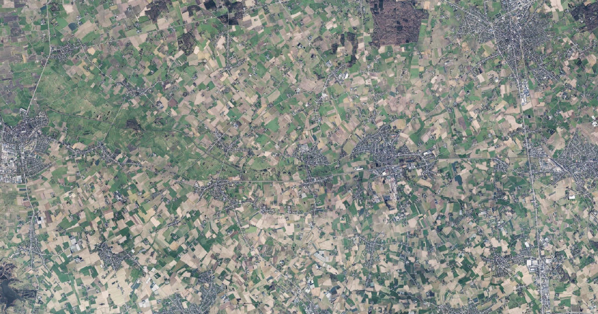 Luchtfoto van Kortemark met de gemeentegrens