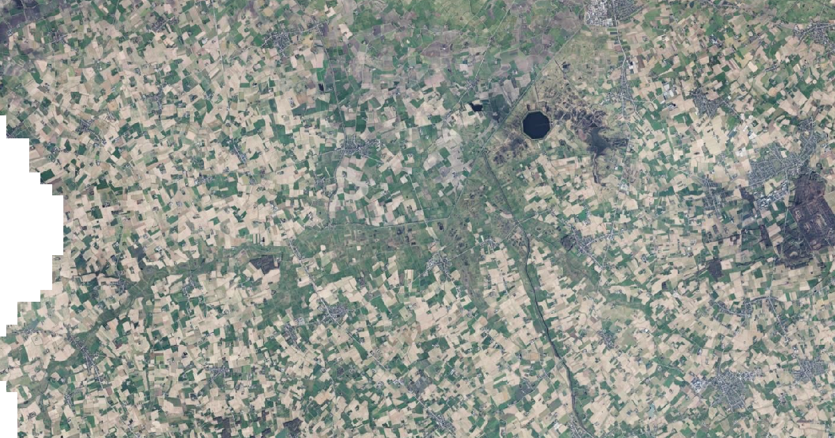 Luchtfoto van Lo-Reninge met de gemeentegrens
