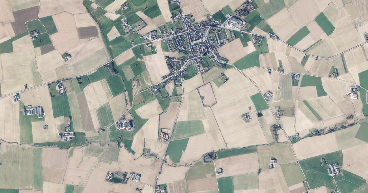Luchtfoto van Mesen met de gemeentegrens