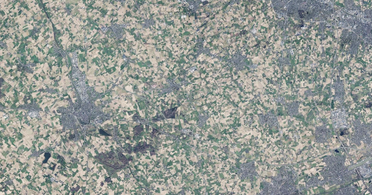 Luchtfoto van Zonnebeke met de gemeentegrens