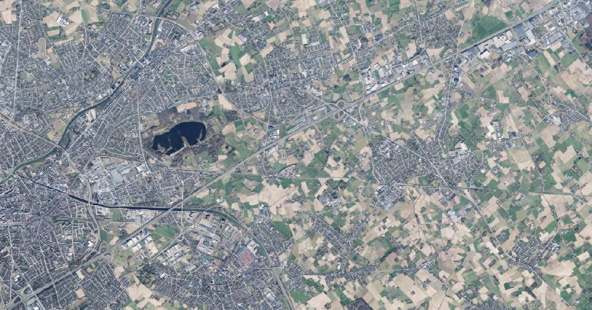 Luchtfoto van Deerlijk met de gemeentegrens