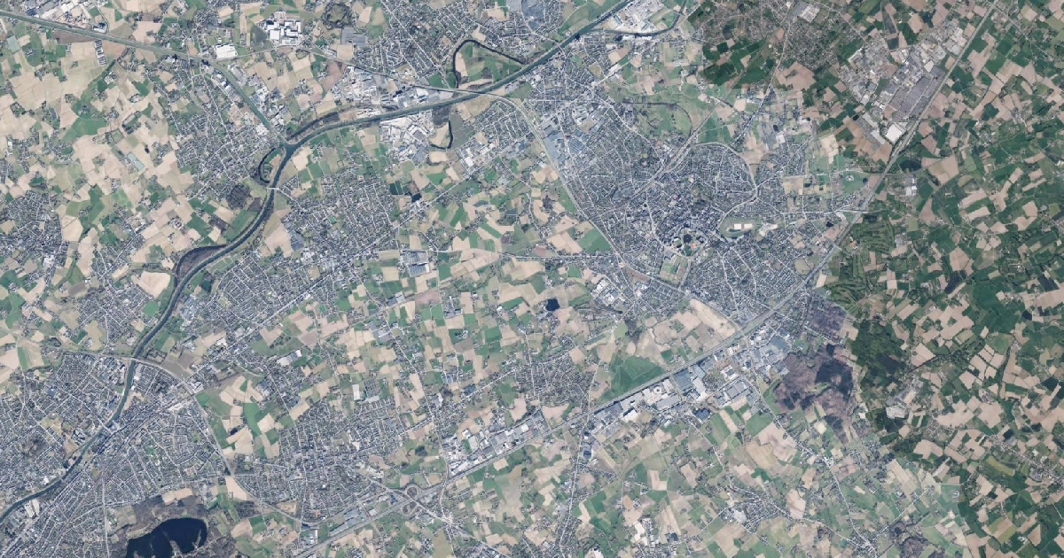 Luchtfoto van Waregem met de gemeentegrens