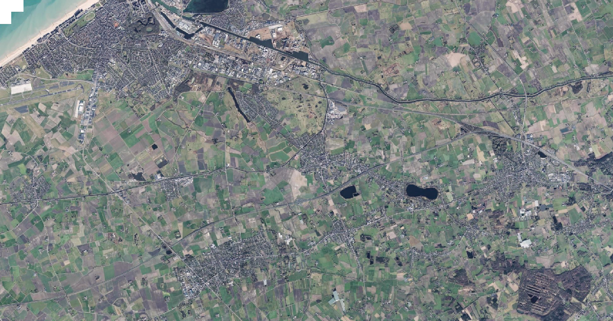 Luchtfoto van Oudenburg met de gemeentegrens