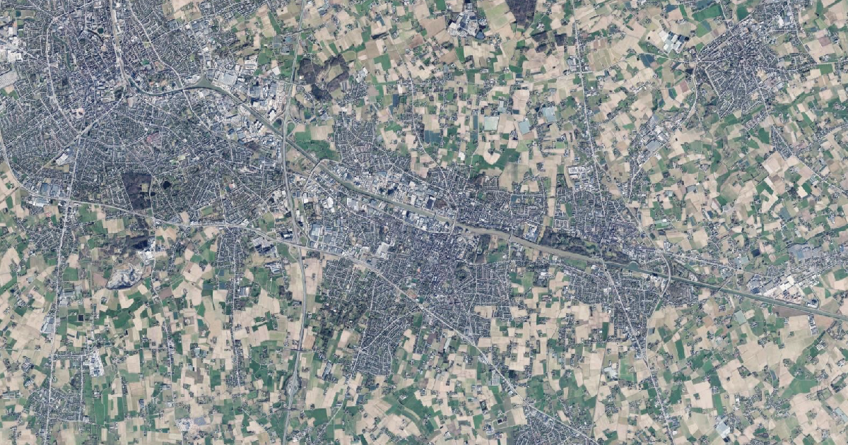 Luchtfoto van Izegem met de gemeentegrens