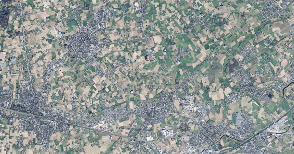 Luchtfoto van Oostrozebeke met de gemeentegrens