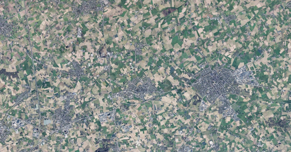 Luchtfoto van Pittem met de gemeentegrens
