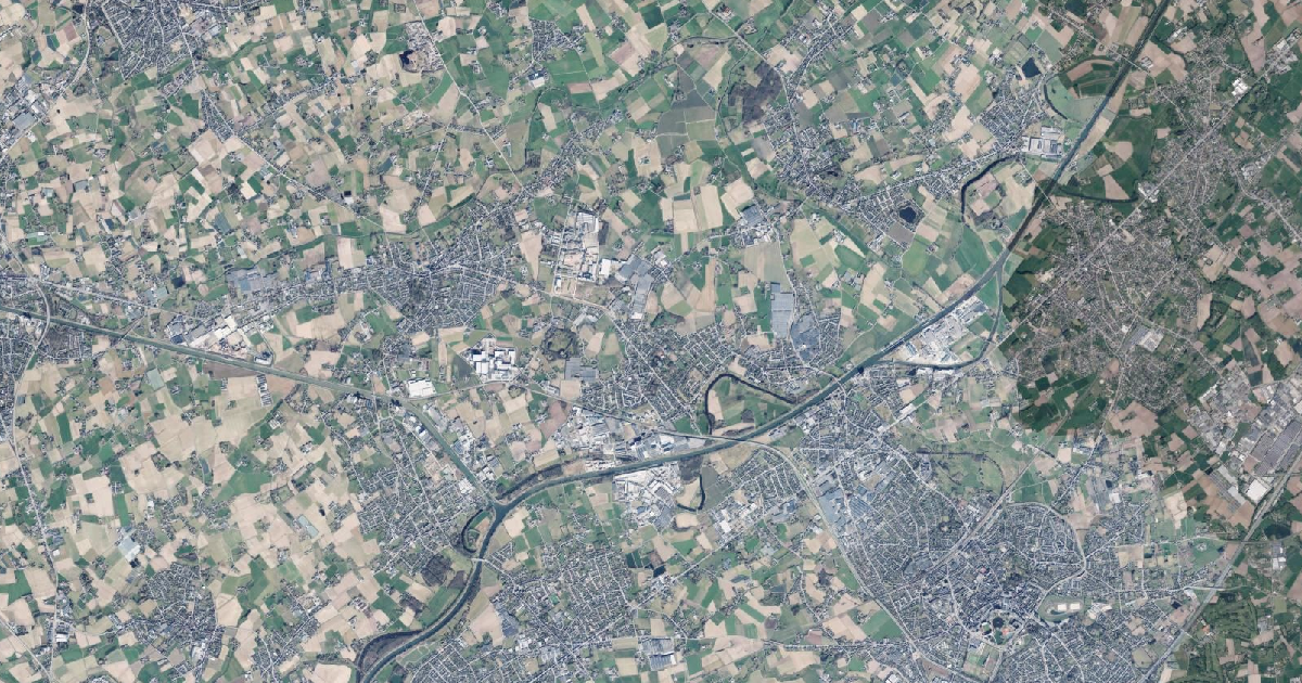 Luchtfoto van Wielsbeke met de gemeentegrens