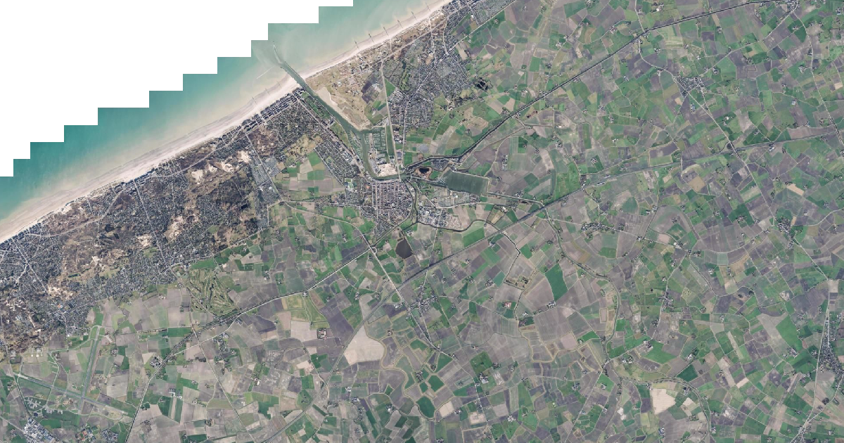 Luchtfoto van Nieuwpoort met de gemeentegrens
