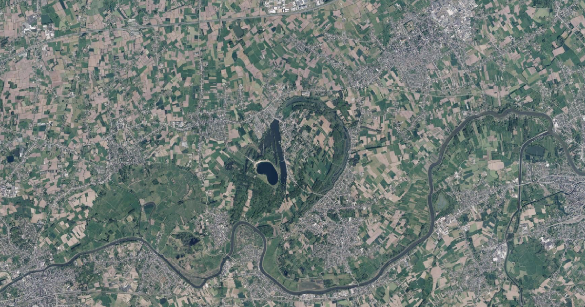 Luchtfoto van Berlare met de gemeentegrens