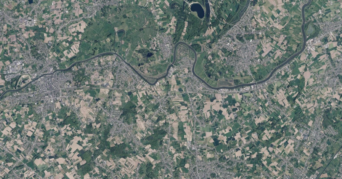 Luchtfoto van Wichelen met de gemeentegrens