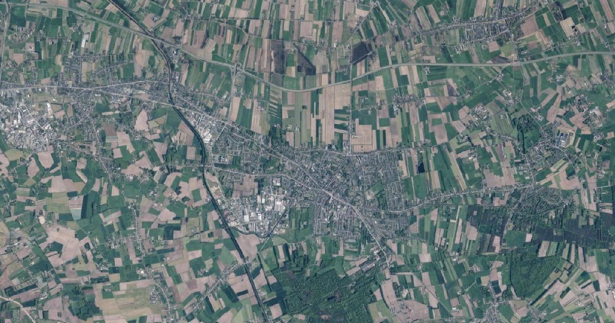 Luchtfoto van Eeklo met de gemeentegrens
