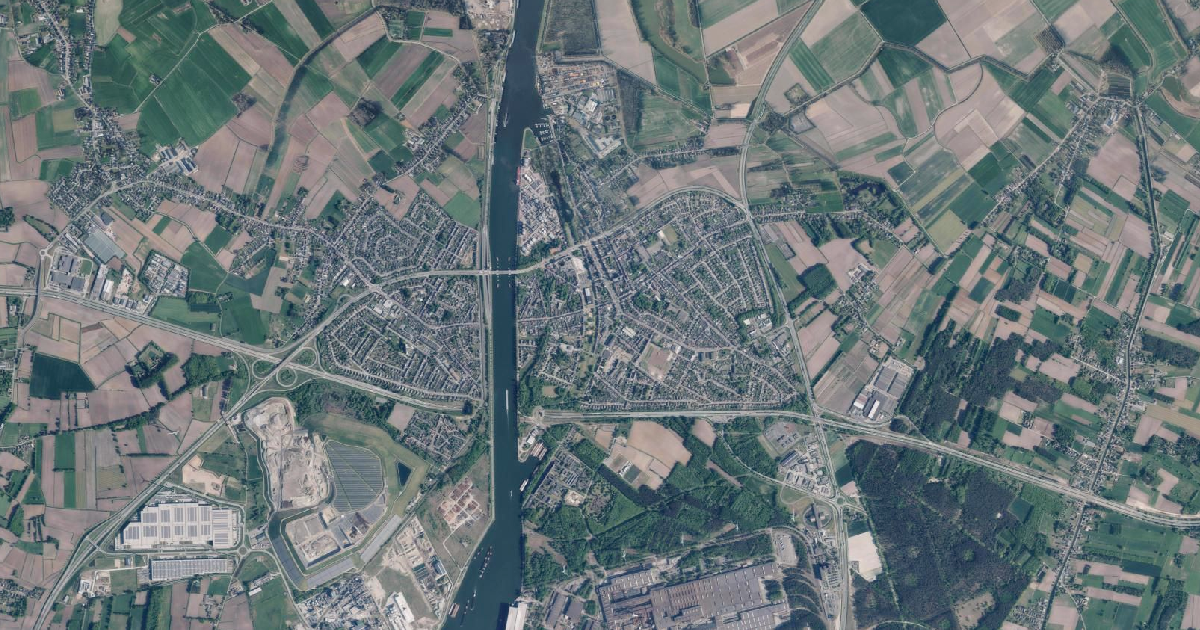 Luchtfoto van Zelzate met de gemeentegrens