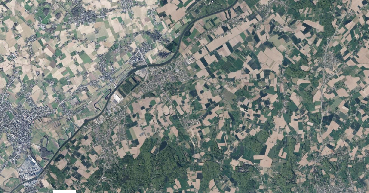 Luchtfoto van Kluisbergen met de gemeentegrens