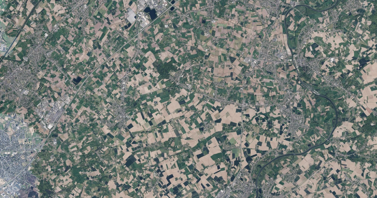 Luchtfoto van Kruisem met de gemeentegrens
