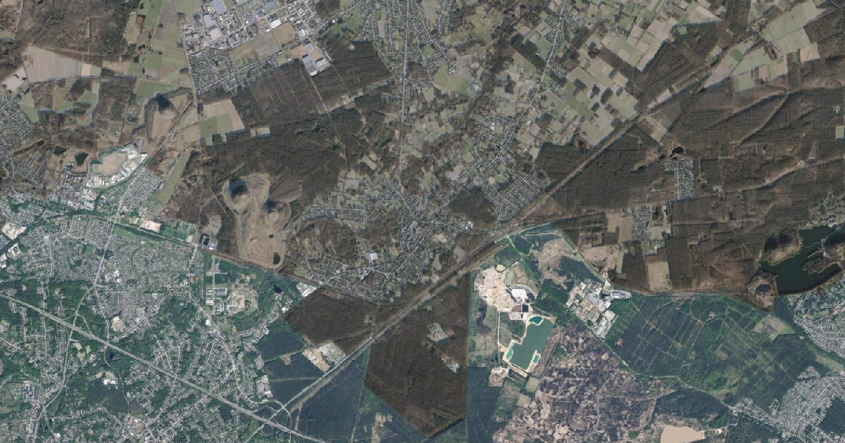 Luchtfoto van As met de gemeentegrens