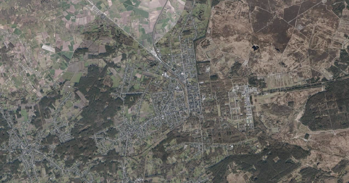 Luchtfoto van Leopoldsburg met de gemeentegrens