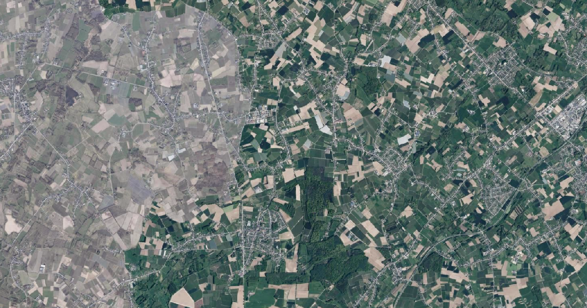 Luchtfoto van Nieuwerkerken met de gemeentegrens