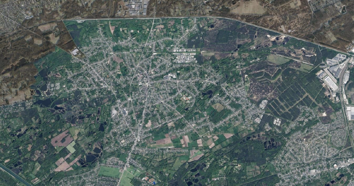 Luchtfoto van Zonhoven met de gemeentegrens