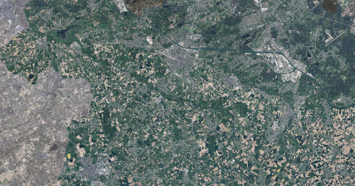 Luchtfoto van Hasselt met de gemeentegrens