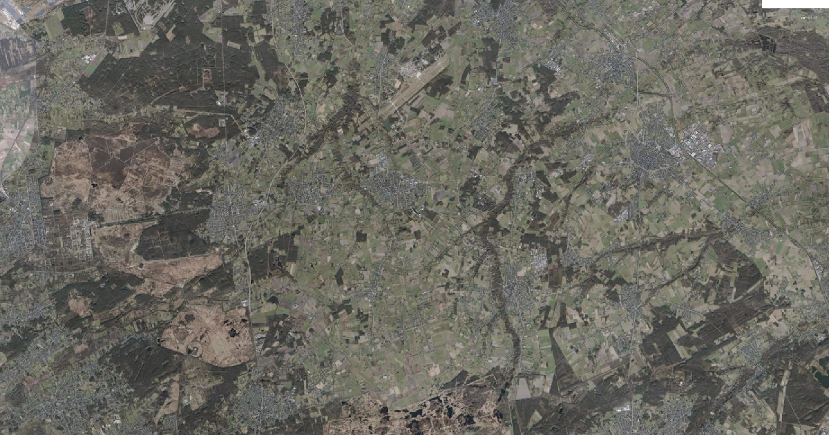Luchtfoto van Peer met de gemeentegrens