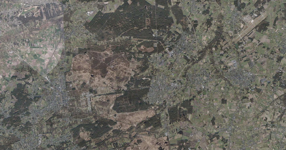 Luchtfoto van Hechtel-Eksel met de gemeentegrens