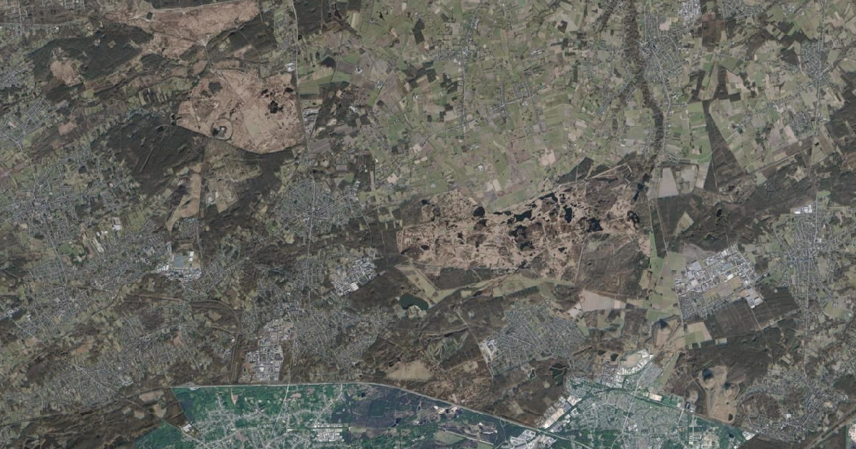 Luchtfoto van Houthalen-Helchteren met de gemeentegrens